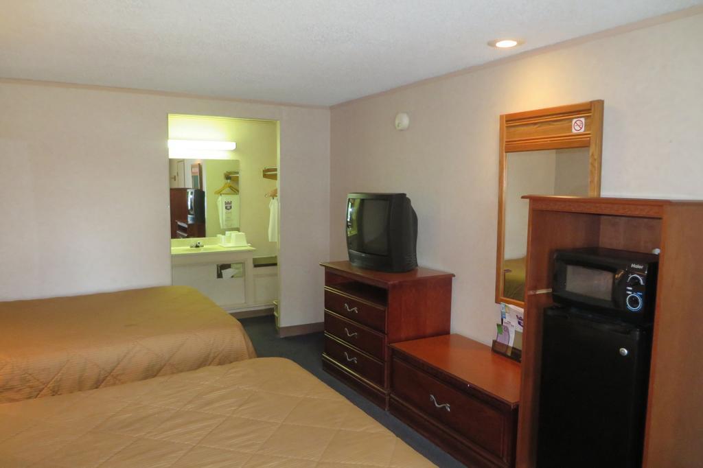 Knights Inn Canton Quarto foto